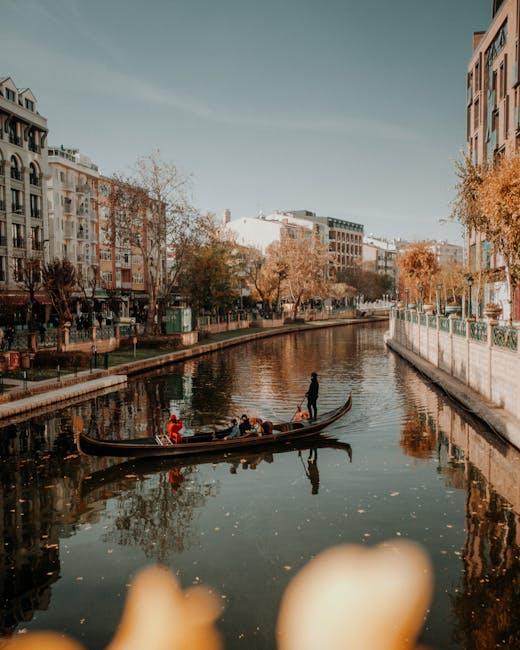 4. Unforgettable Gondola Rides and Romantic Sunset Views in Venice